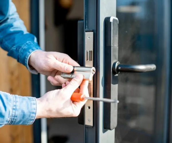 man-changing-core-of-a-door-lock.jpg